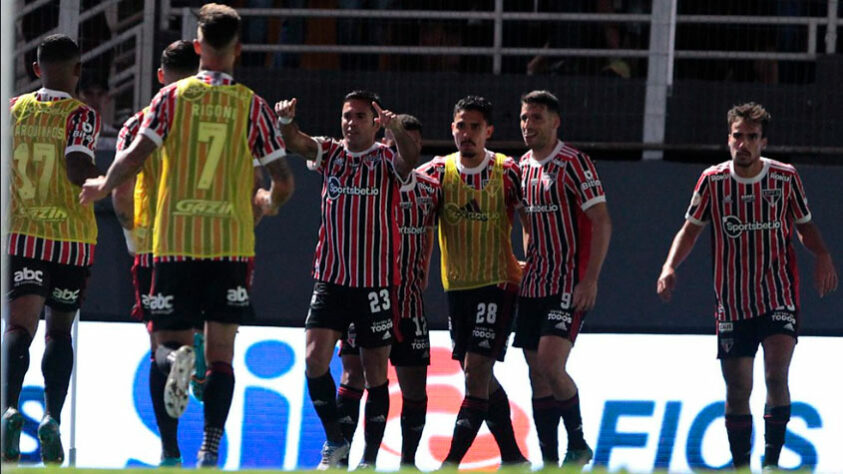 Sendo assim, o São Paulo disputou 18 jogos contra clubes bolivianos, com nove vitórias, seis empates e três derrotas, marcando 42 gols e sofrendo 20.