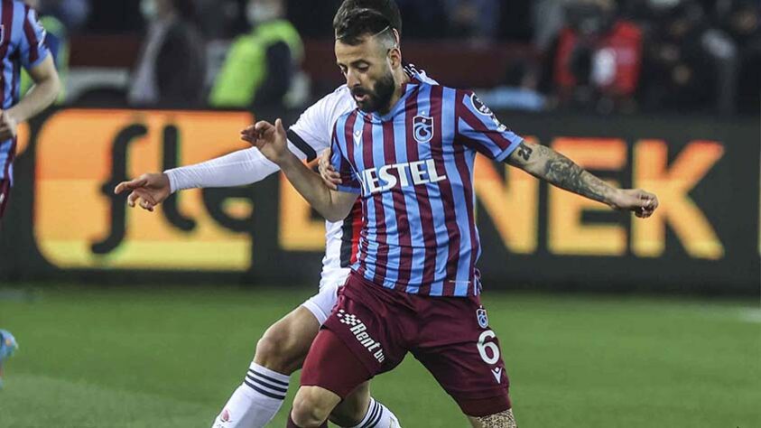 Turquia - Restam quatro rodadas para o fim da liga turca, e o Trabzonspor lidera com folga, com 76 pontos, 11 de vantagem em relação ao Fenerbahçe, segundo colocado.