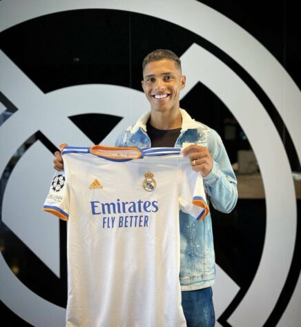 FECHADO - Vinicius Tobias posou com a camisa do Real Madrid, seu novo clube, onde chega por empréstimo vindo do Shakhtar Donetsk com opção de compra no final da temporada europeia.
