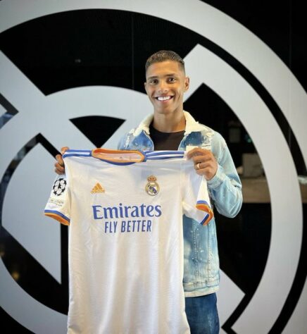 Vinicius Tobias (brasileiro - lateral-direito - 19 anos): Pertence ao Shakhtar Donetsk (UCR), com contrato até 30/06/2023. Está emprestado ao Real Madrid Castilla (ESP) até 30/06/2023, com opção de compra - Valor de mercado: 3 milhões de euros(R$ 16,1 milhões)