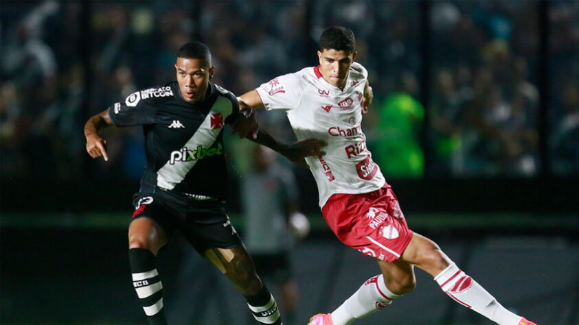 O Vasco estreou pela Série B diante de sua torcida em São Januário, porém não teve uma boa atuação. O Cruz-Maltino apenas empatou com o Vila Nova por 1 a 1 e deixou pontos pelo caminho. Raniel abriu o placar para os cariocas, enquanto Arthur Rezende empatou. Confira as notas dos jogadores vascaínos. (Por Sergio Santana - sergiosantana@lancenet.com.br)