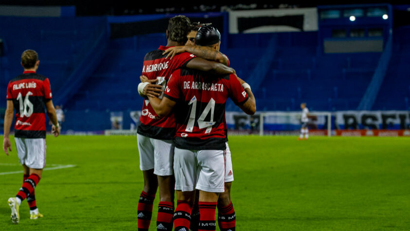 Os gols da vitória por 3 a 2 sobre o Vélez Sarsfield, em Buenos Aires, foram de Willian Arão, Gabigol e Arrascaeta.