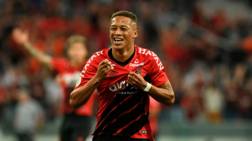 FECHADO - Vitinho retorna ao Athletico Paranaense. O jogador tinha acordo com o Dínamo de Kiev, porém, a guerra entre Rússia e Ucrânia culminou no rertono do jovem jogador. O Furacão assinou o empréstimo com o atleta até o meio do ano com a possibilidade de prorrogação.