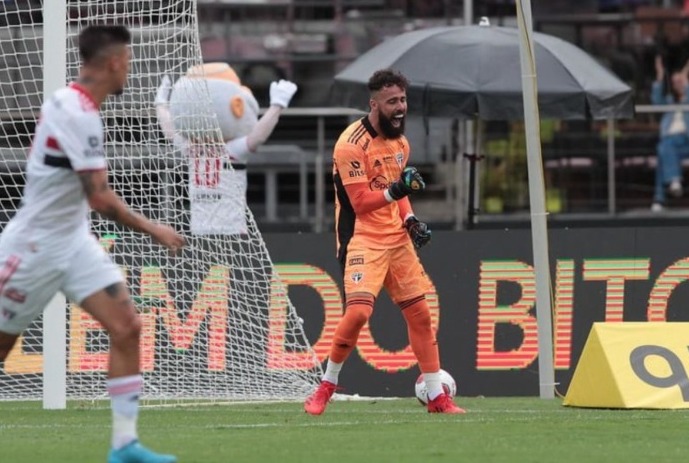 'Em poucos jogos conseguiu ocupar a titularidade no gol que até então pertencia ao Tiago Volpi, que estava falhando bastante. Mostrou qualidade e foi essencial para que o SPFC pudesse evoluir na temporada. Além disso, apresenta bons números.'