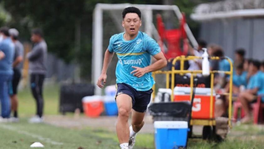 FECHADO - O Santos rescindiu o contrato com o lateral-direito chinês Junlong Xiao. O jogador de 20 anos chegou ao Peixe em 2019 e tinha contrato válido até 2024, com multa rescisória de 100 milhões de euros (R$ 616 mi).