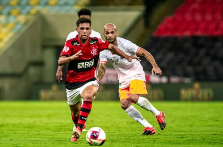 ESQUENTOU - O meio-campista Yuri de Oliveira, revelado pelo Flamengo e atualmente no elenco, deve estar de saída. O atleta de 21 anos não tem tido oportunidades com o técnico Paulo Sousa e deve ser negociado. O jogador de 21 anos é alvo de clubes de Portugal, Estados Unidos e até Brasil, segundo informou a página do ‘Flazoeiro’, no Twitter.