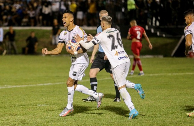 Rio Grande do Norte (RN): Após empate em 2 a 2 no jogo de ida, o ABC superou o América por 4 a 2 e levantou a taça do Campeonato Potiguar.