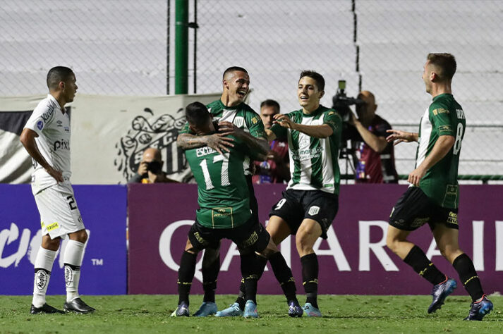 BANFIELD: Sobe: O time argentino contou com uma grande atuação do atacante Urzi, que fez um golaço e decidiu o confronto desta terça. //Desce: Domingo foi expulso por bater demais e quase prejudicou o clube.