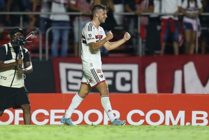 Em jogo válido pela 1ª rodada do Brasileirão 2022, o São Paulo goleou o Athletico-PR no Estádio do Morumbi, pelo placar de 4 a 0. Calleri foi o dono do jogo, anotando um hat-trick e teve atuação de gala ao lado da torcida. Confira as notas do São Paulo no LANCE! (por Redação São Paulo) 