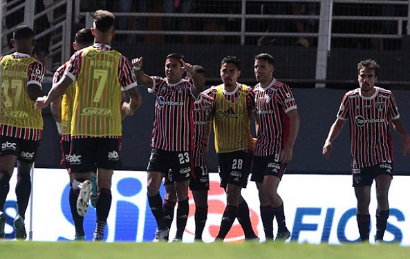 O São Paulo entrou em campo com um time alternativo para enfrentar o Red Bull Bragantino no Estádio Nabi Abi Chedid, pela terceira rodada do Campeonato Brasileiro, em duelo que terminou 1 a 1. O Tricolor sofreu gol com apenas um minuto de jogo, marcado por Alerrandro, mas o time arrancou o empate com Eder, no segundo tempo. A equipe comandada por Rogério Ceni foi superior, mas não conseguiu sair de campo com a vitória. Veja as notas (por Rafaela Cardoso)