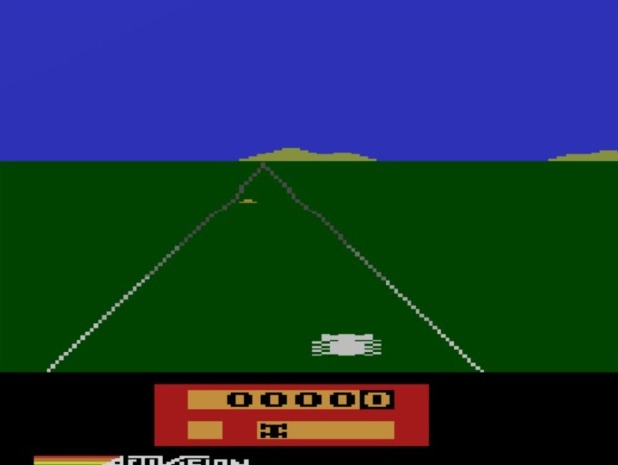 ENDURO - Outro game de sucesso foi o Enduro, lançado em 1983. O jogo tinha um recurso interessante: a passagem do dia para a noite durante as corridas.