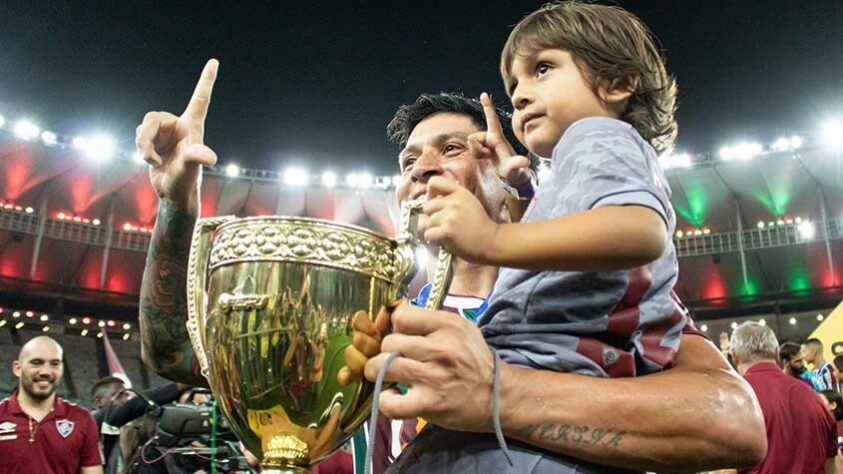 A inspiração da comemoração, o filho Lorenzo, posa com o pai para a foto ao lado da taça.