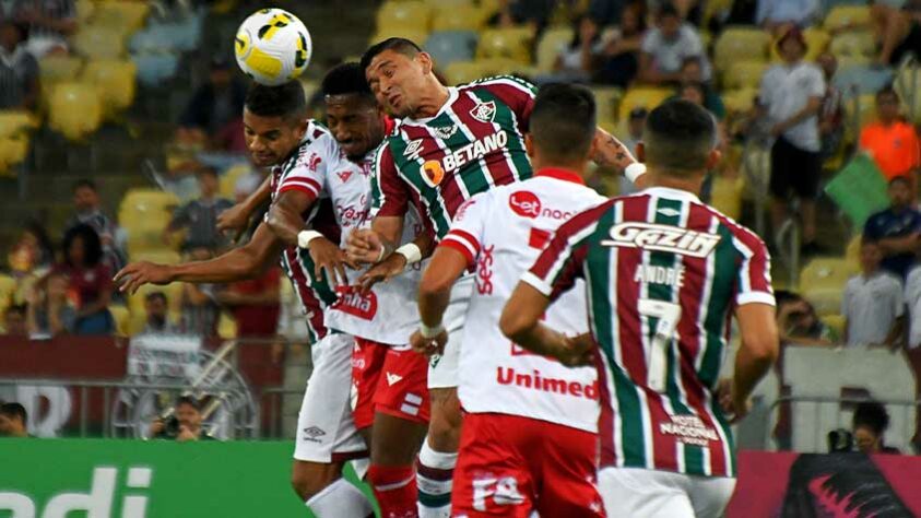 Vila Nova - Sobe: Explorou contra-ataques, limitou o espaço de criação do Fluminense e conseguiu dois gols fora de casa. / Desce: Não reagiu bem à pressão no segundo tempo e acabou tomando a virada.