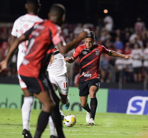 O São Paulo, com uma equipe cheia de reservas, foi a Curitiba enfrentar o Athletico-PR na tarde deste domingo (31), pela 20ª rodada do Campeonato Brasileiro, e acabou derrotado por 1 a 0, gol de Vitor Bueno. O duelo marcou a estreia do goleiro Felipe Alves, do Tricolor, que cometeu e defendeu um dos pênaltis do confronto. O resultado mantém o time de Rogério Ceni na metade da tabela, com 26 pontos. O Furacão saltou para a quarta posição, com 34. Veja as notas (por Rafaela Cardoso)