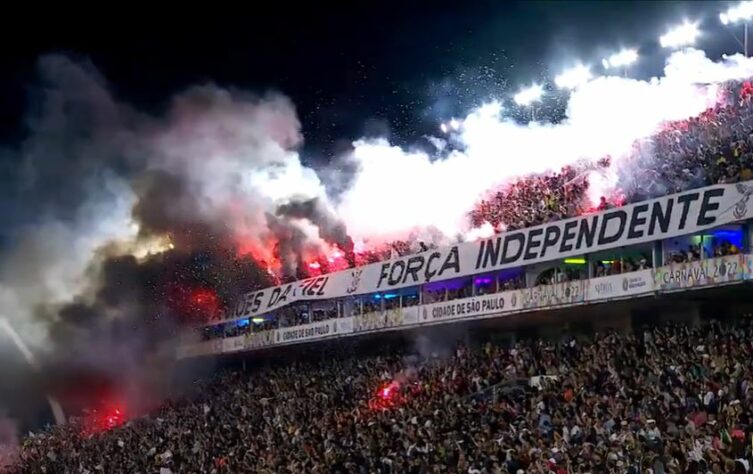 Torcida foi um show a parte no Anhembi enquanto a Gaviões desfilava.