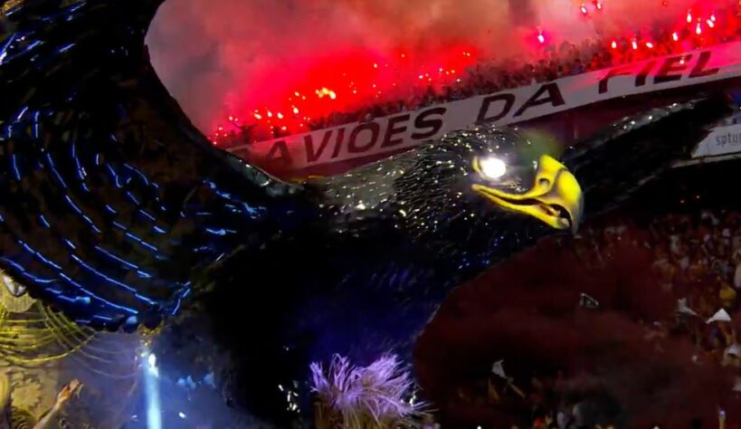 O segundo dia do carnaval de São Paulo chego ao fim e nesta última noite de desfiles, quem brilhou no sambódromo do Anhembi foi a Gaviões da Fiel, que além de belas alegorias, contou com as arquibancadas lotadas para completar a festa. Arthur Zanetti marcou presença no sambódromo para prestigiar o samba paulista. Confira como foi o dia de desfiles em São Paulo.