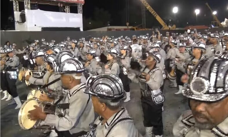 Gaviões da Fiel fez desfile sobre as injustiças que existem no Brasil em todos os setores e declarou que Basta! de preconceito e desigualdade.