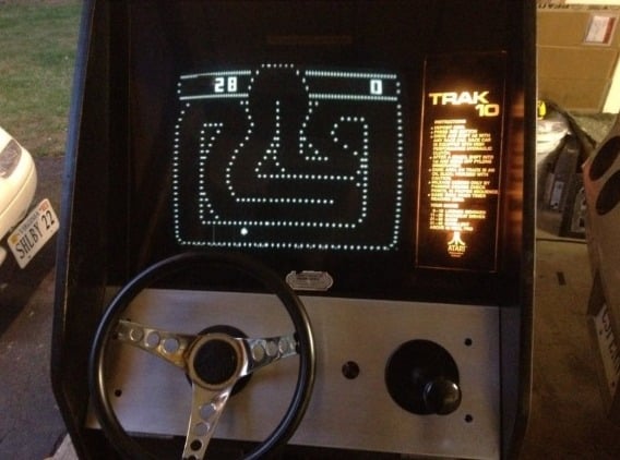 GRAN TREK - Um dos primeiros simuladores de corrida foi o Gran Trek, jogo dos anos 1970. O game tinha até pedais, câmbio e volante.