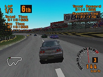 GRAN TURISMO - Assim como Mario Kart, o game marcou época e conquistou o posto de um dos mais famosos do gênero, elevando o nível de qualidade das simulações de corrida.