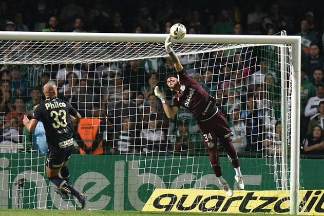 O Santos não viu a cor da bola nos minutos iniciais do confronto contra o Coritiba e viu seu goleiro João Paulo brilhar mais uma vez com grandes defesas. A derrota por 1 a 0 no Couto Pereira pode até ser considerado um bom resultado para o Peixe devido atuação ruim coletivamente da equipe, que teve um pênalti claro não marcado pelo árbitro Bruno Arleu de Araújo. Confira as notas do Alvinegro no LANCE! (por Diário do Peixe)