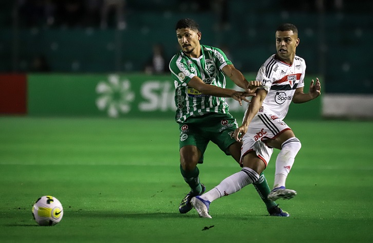 Em partida complicada e com grandes falhas na defesa, o São Paulo não fez um bom jogo, mas conseguiu se garantir no empate contra o Juventude, após uma cobrança de pênalti marcada por Reinaldo. A rodada foi válida pelo jogo de ida da terceira fase na Copa do Brasil. Confira as atuações individuais dos jogadores. (Por Izabella Giannola)