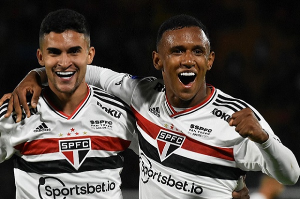 FECHADO - São Paulo e Arsenal entraram em acordo, e o atacante Marquinhos, cria de Cotia, fará parte da equipe inglesa, segundo apurado pelo LANCE!. O jogador não deve atuar mais pelo tricolor paulista.