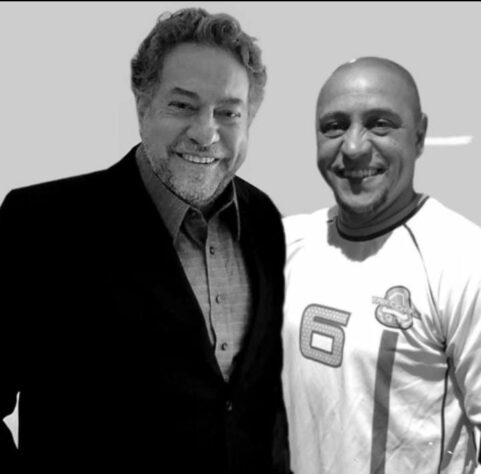 Julio Casares sofreu com as zoeiras dos torcedores após montagem com o Rei Roberto Carlos.