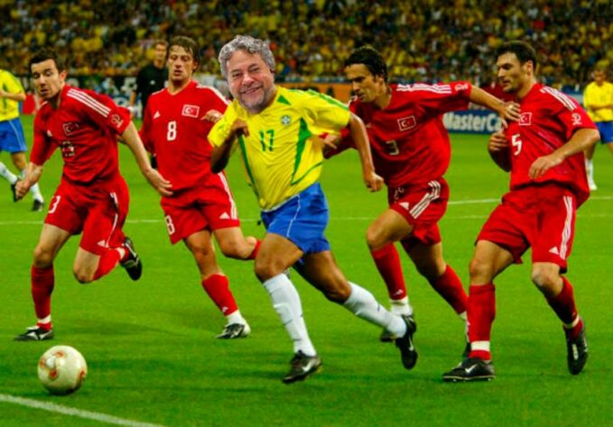 Julio Casares sofreu com as zoeiras dos torcedores após montagem com o Rei Roberto Carlos.