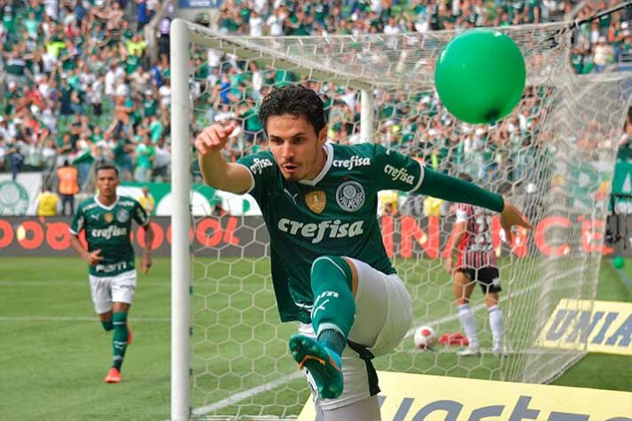Raphael Veiga comemora o seu primeiro gol, o terceiro do palmeiras na partida.