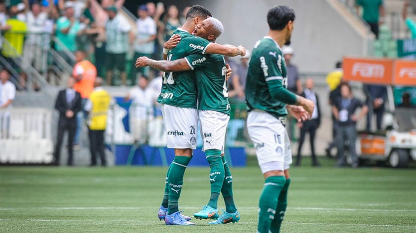 Jogadores do Palmeiras comemoram primeiro gol.