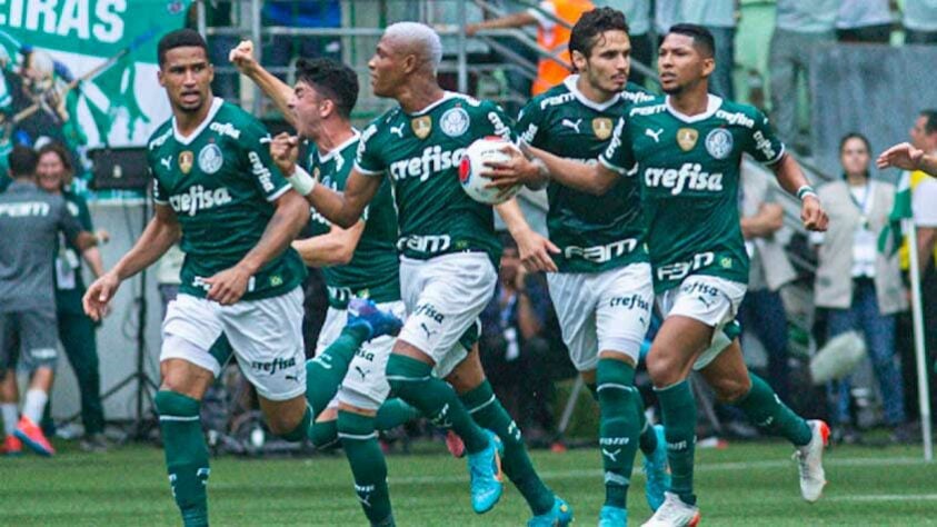 Equipe palmeirense comemora primeiro gol.