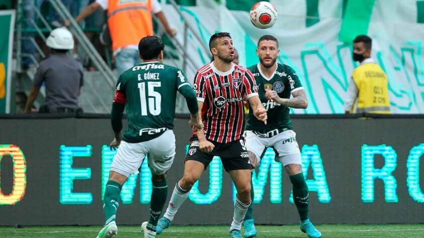 Bola rolando entre Palmeiras e São Paulo.