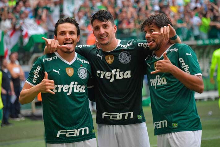 Jogadores posam para foto após gol.