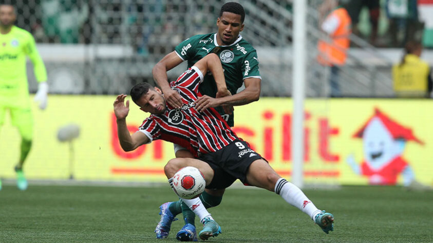 Com um rendimento muito abaixo do esperado, o São Paulo deixou escapar o título e a chance de se consagrar campeão do Campeonato Paulista 2022 e perdeu por 4 a 0 para o Palmeiras no jogo de volta da final. Com problemas na defesa e dificuldades para atacar, o Tricolor paulista se mostrou inferior quando comparado ao que foi apresentado na primeira partida. Confira as atuações individuais dos jogadores! (Por Izabella Giannola)