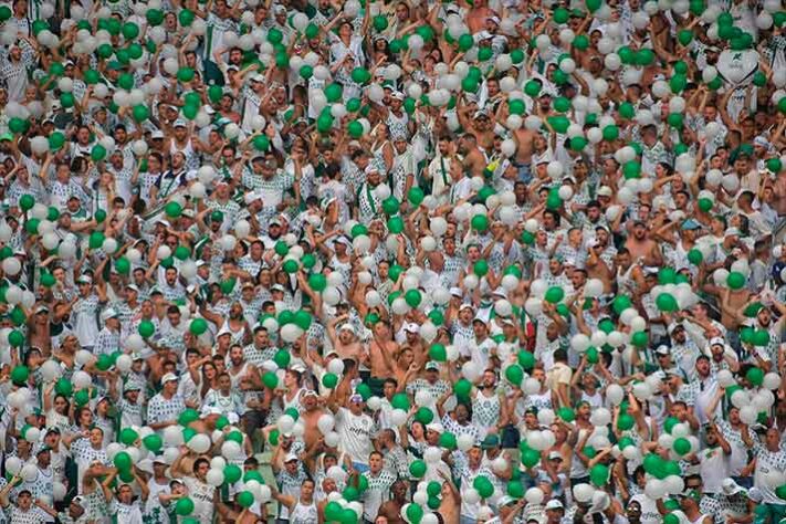 Torcida do Palmeiras comemora título.