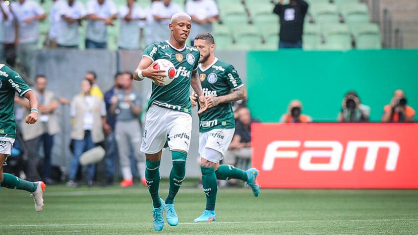 Danilo com a bola indo em direção ao centro do campo após marcar o primeiro gol do Palmeiras.