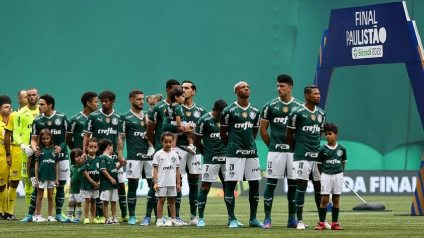 O Palmeiras tem mesclado seu time para administrar o desgaste físico ao longo da temporada. Com a maratona de jogos e campeonatos, a comissão técnica tem buscado alternativas para revezar a minutagem dos atletas. Confira, na galeria a seguir, quantos minutos cada jogador do elenco do Verdão atuou em 2022: