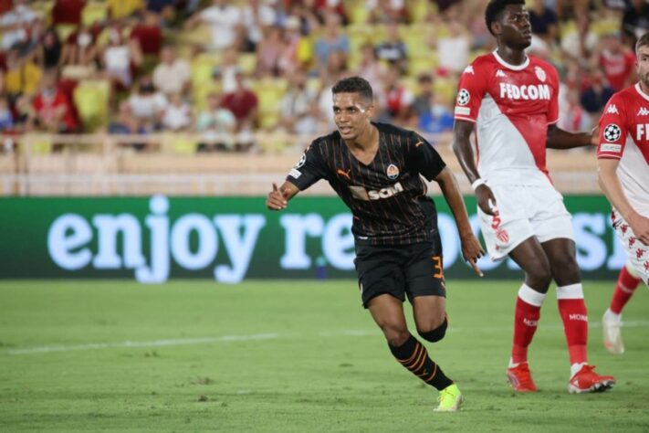 Grande revelação do Corinthians nos últimos anos, Pedrinho já passou pelo Benfica e chegou ao Shakhtar com contrato até 2025. Por conta da guerra, teve a sua primeira temporada pelo clube interrompida e já foi procurado pelo Corinthians para retornar ao clube, mas o seu destino deve ser algum clube europeu.