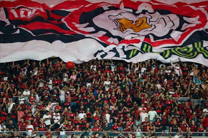 O bandeirão da torcida do Flamengo exposto no Maracanã