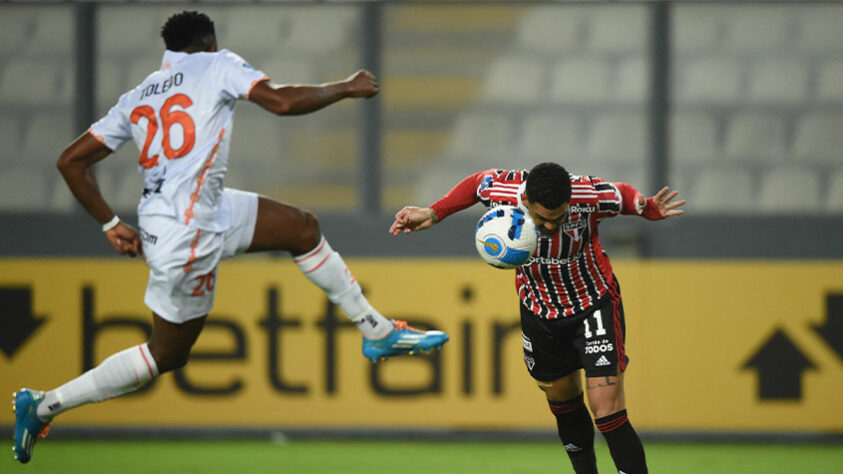 SOBE E DESCE (AYACUCHO) - Sobe: Techera - Fez uma boa partida, ofereceu perigo ao São Paulo e deu trabalho para a zaga do Tricolor paulista. Além disso, foi o autor do segundo gol do Ayacucho.  Desce: Salazar - Responsável pelo pênalti que garantiu a vitória adversária na estreia da Copa Sul-Americana.