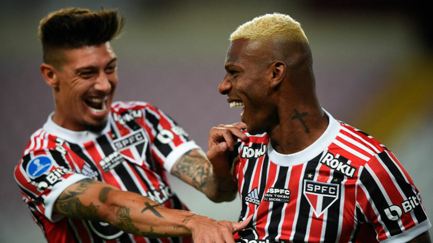 O São Paulo estreou na Copa Sul-Americana contra o Ayacucho e garantiu sua vitória por 3 a 2, após jogo complicado e com falhas na defesa. A equipe são-paulina foi salva por Luciano, depois de uma cobrança de pênalti do jogador na fase final do segundo tempo. Veja as atuações individuais do elenco! (Por Izabella Giannola)