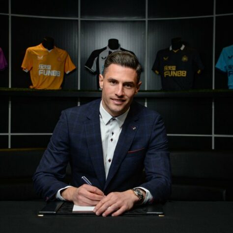 FECHADO - Zagueiro titular do Newcastle, Fabian Schar renovou com o clube inglês por mais duas temporadas.