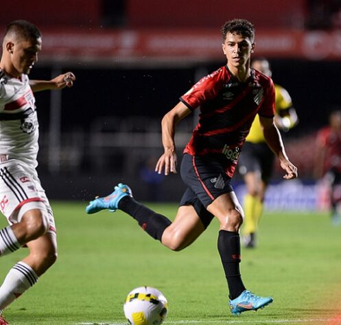 Athletico - Sobe - Vitor Bueno, um dos principais do time, marcou o gol da vitória em casa. Desce - Thiago Heleno perdeu pênalti quando o jogo ainda estava no zero.