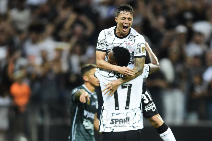 O Corinthians venceu a sua primeira partida na Copa Libertadores, nesta quarta-feira (13), batendo o Deportivo Cali, da Colômbia, por 1 a 0, na Neo Química Arena, pela segunda rodada da fase de grupos. O gol da vitória foi marcado contra, por Caldera. Mas do lado corintiano, o lado direito, com o lateral Fagner e o atacante Mantuan foi a grande válvula ofensiva corintiana. 