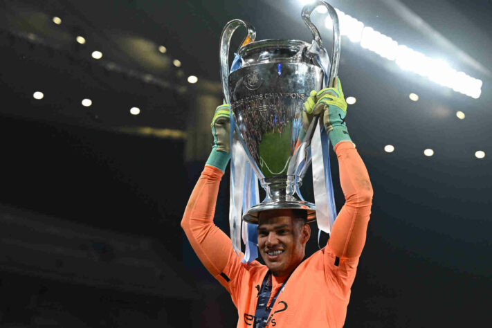 Ederson (goleiro): 1 título (2022/23, pelo Manchester City)