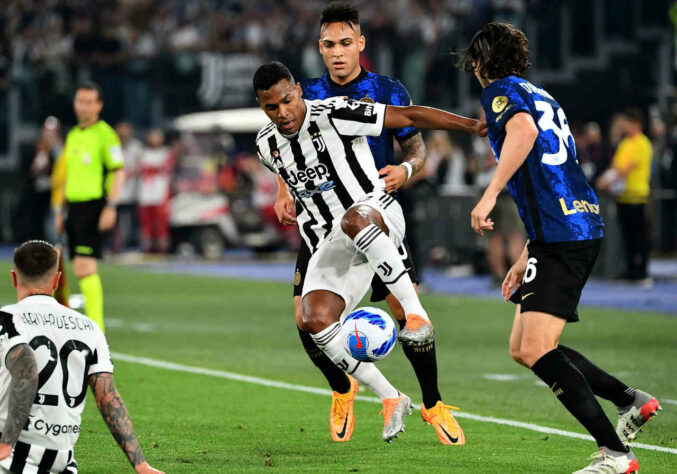 ESQUENTOU - O lateral esquerdo Alex Sandro não deve ficar na Juventus. Segundo o jornal italiano "Tuttosport", a Velha Senhora não vai renovar o contrato do jogador brasileiro. O vínculo entre o atleta e o clube italiano está para expirar em julho deste ano e pode ser que os Bianconeri não continuem contando com o atleta.