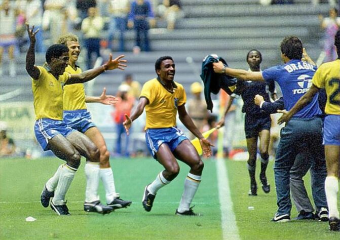 1986 - Vivendo o melhor momento da carreira, Josimar acabou sendo convocado para a Copa do Mundo depois de Leandro pedir dispensa. Isso aconteceu por conta de um episódio de fuga da concentração onde apenas Renato Gaúcho foi cortado por Telê Santana. O lateral foi solidário e também saiu.