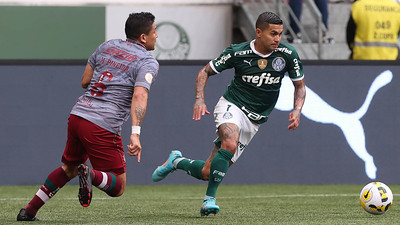 Dudu foi um dos destaques do Palmeiras no empate em 1 a 1 com o Fluminense na tarde deste domingo (8), no Allianz Parque, pelo Campeonato Brasileiro, em uma partida onde o ataque alviverde foi bem, mas o meio-campo foi presa fácil do rival carioca e a zaga esteve muito abaixo da média. Confira as atuações palmeirenses (por Rafael Ribeiro) 