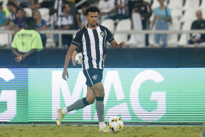 ESQUENTOU - O finlandês Niko Hamalainen está de saída do Botafogo após entrar em campo em apenas 17 minutos. A pedido do QPR, clube que detém seus direitos, o atleta deve retornar ao futebol inglês em breve. A informação foi inicialmente divulgada pelo "ge".