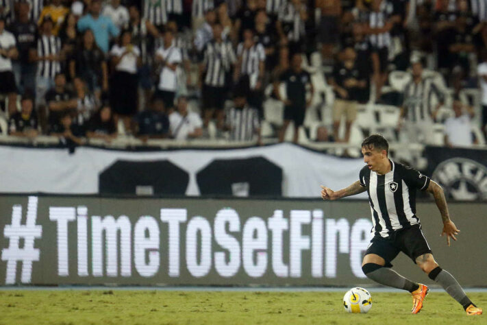 Renzo Saravia - lateral-direito - argentino - 29 anos - atualmente no Botafogo 